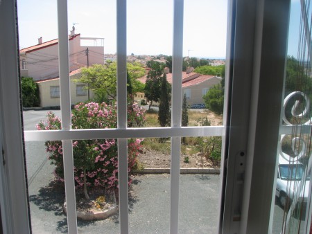 Dit zie je door het raam van een slaapkamer